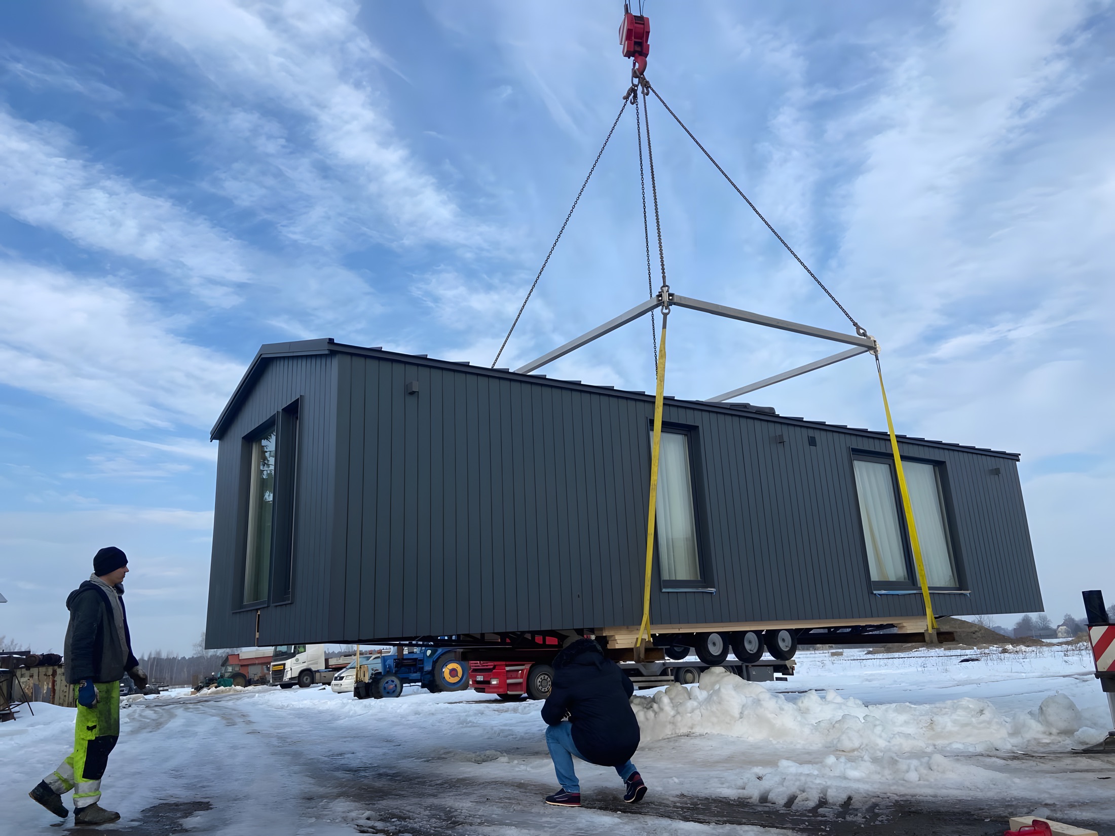 Positionierung eines Polarnest Hauses am Standort mit Kran und Präzision.