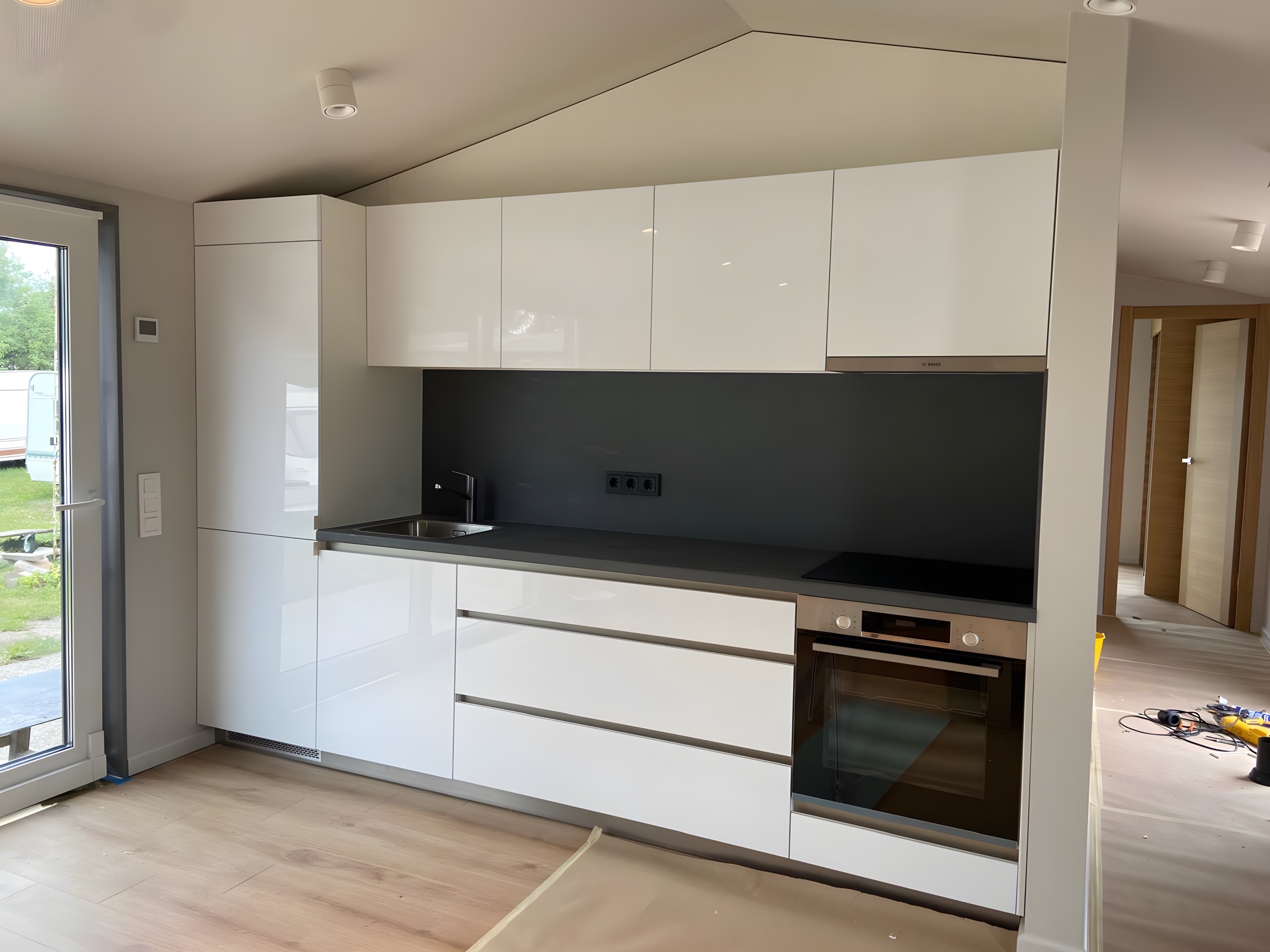 Klare Küche mit hochwertigen Oberflächen und ruhiger Linienführung.