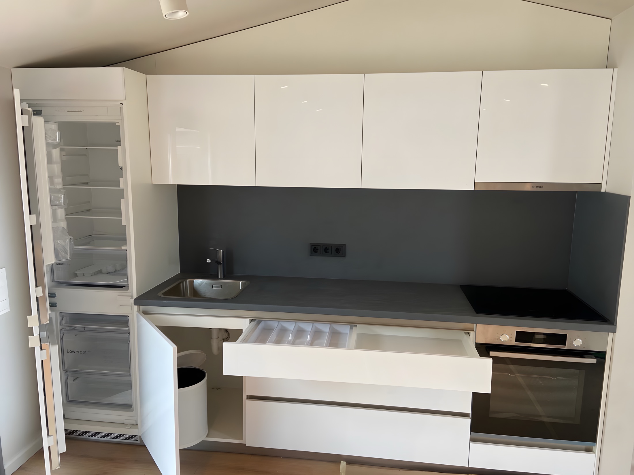 Kompakte Küche mit geöffneter Stauraumlösung im Polarnest.
