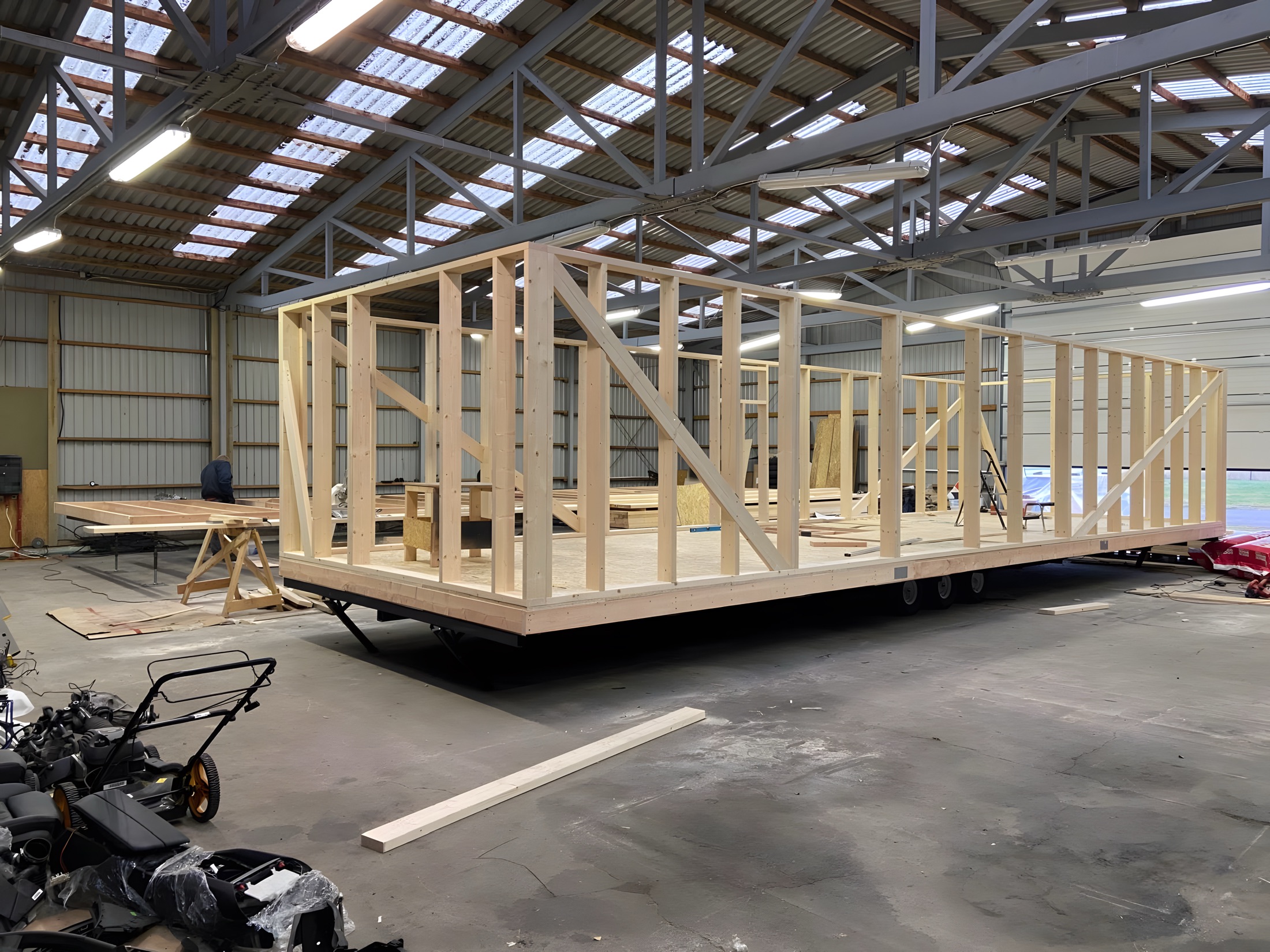 Präzise Holzrahmenkonstruktion eines Polarnest Hauses in der Fertigung.