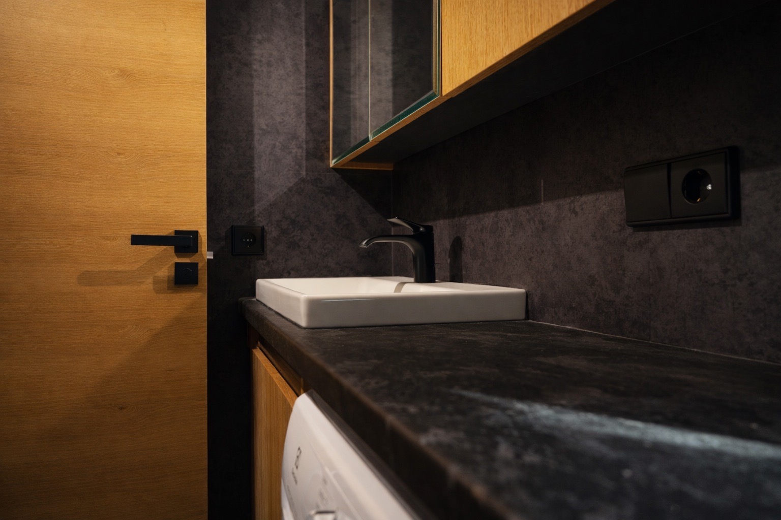 Nahaufnahme des Badezimmers im Tinyhouse mit klaren Materialien und harmonischen Details.