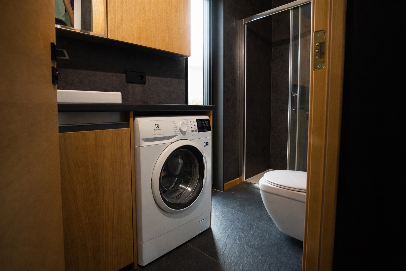 Bad im Tinyhouse mit klaren Oberflächen, Holzdetails und ruhiger Raumwirkung.