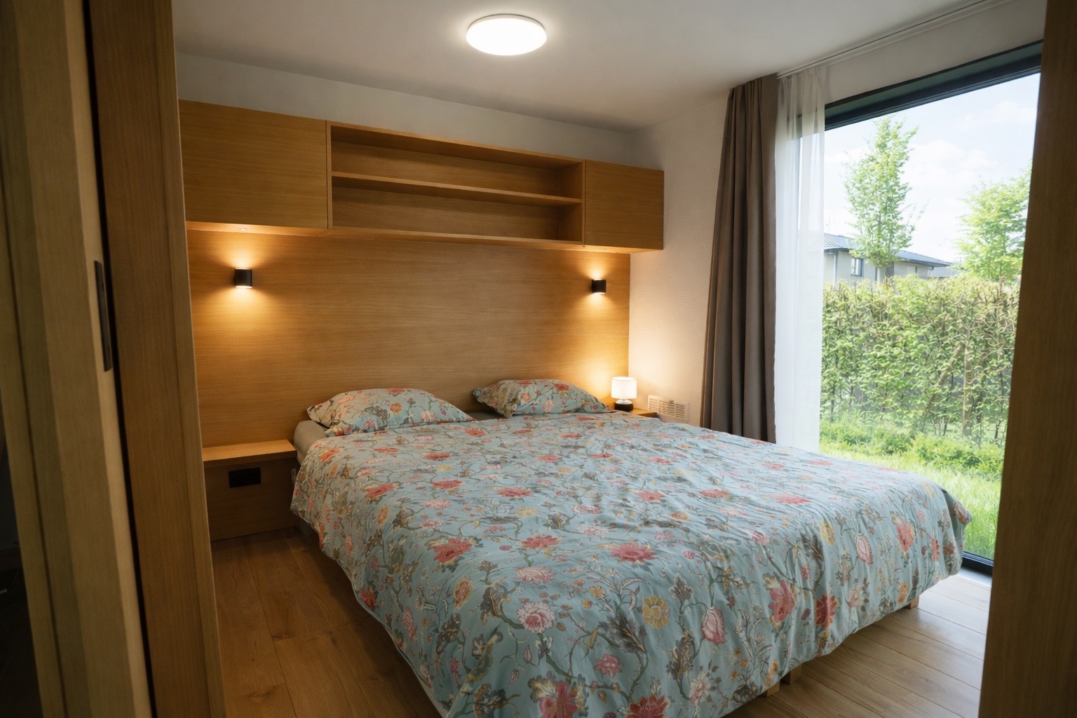 Schlafbereich im Tinyhouse mit warmen Holzflächen und klarer, ruhiger Gestaltung.