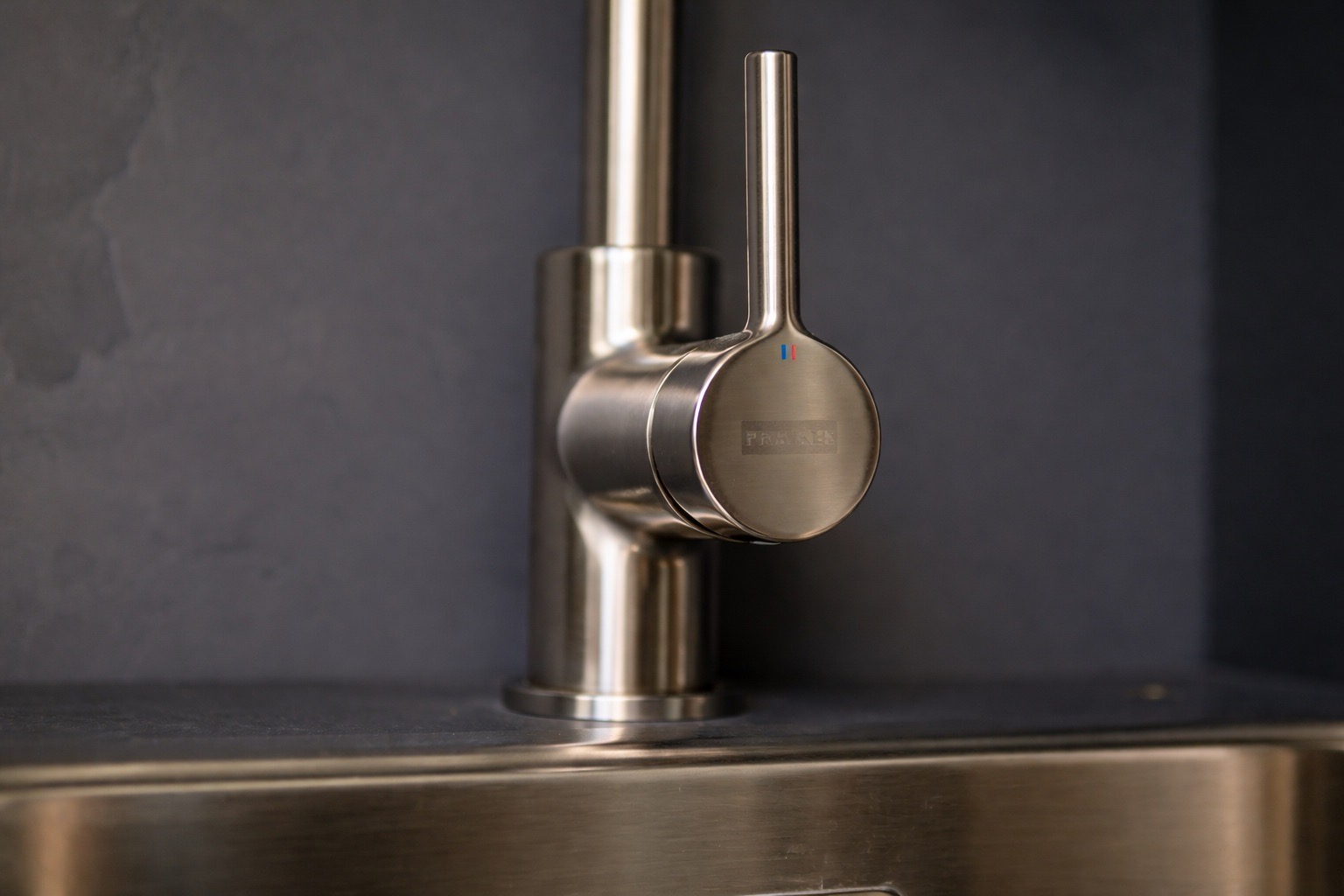 Detailaufnahme des Wasserhahns im Tinyhouse mit hochwertiger Oberfläche und ruhiger Gestaltung.