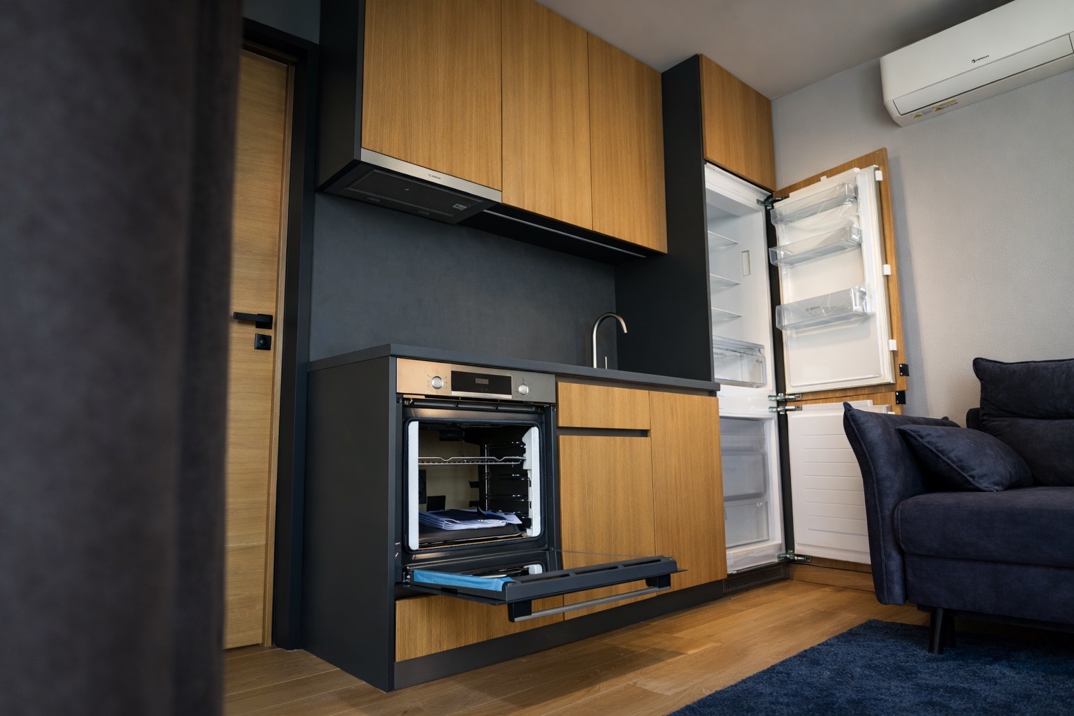 Offene Küche im Tinyhouse mit klarer Linienführung und direkter Verbindung zum Wohnraum.