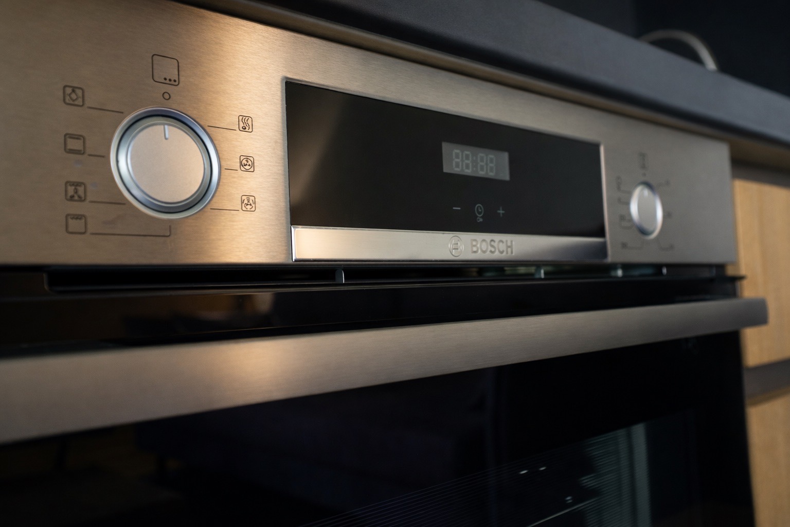 Ofen im Tinyhouse als warmer Mittelpunkt mit natürlicher Materialität.